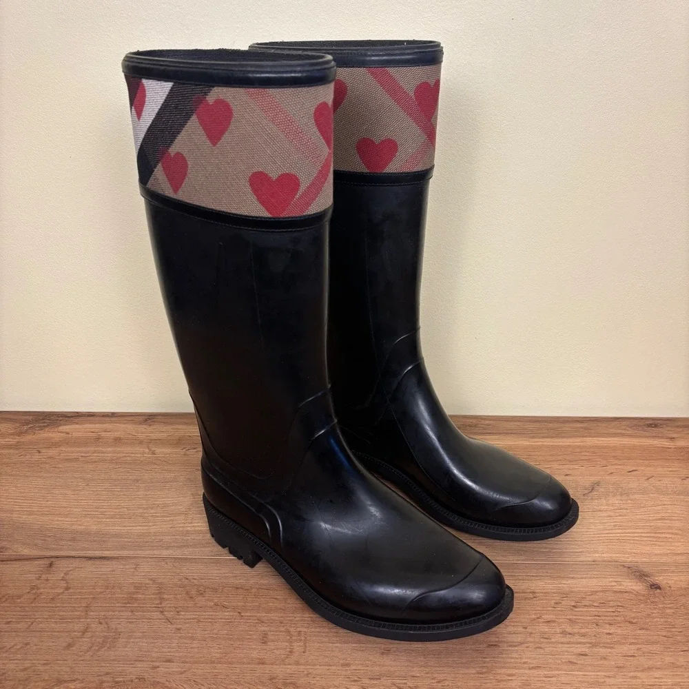 BURBERRY Crosshill Heart Check Rain Boots In Black‎ Women Size 40 Outdoor Rubber